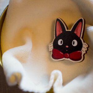 Pin's en bois - Jiji le chat noir