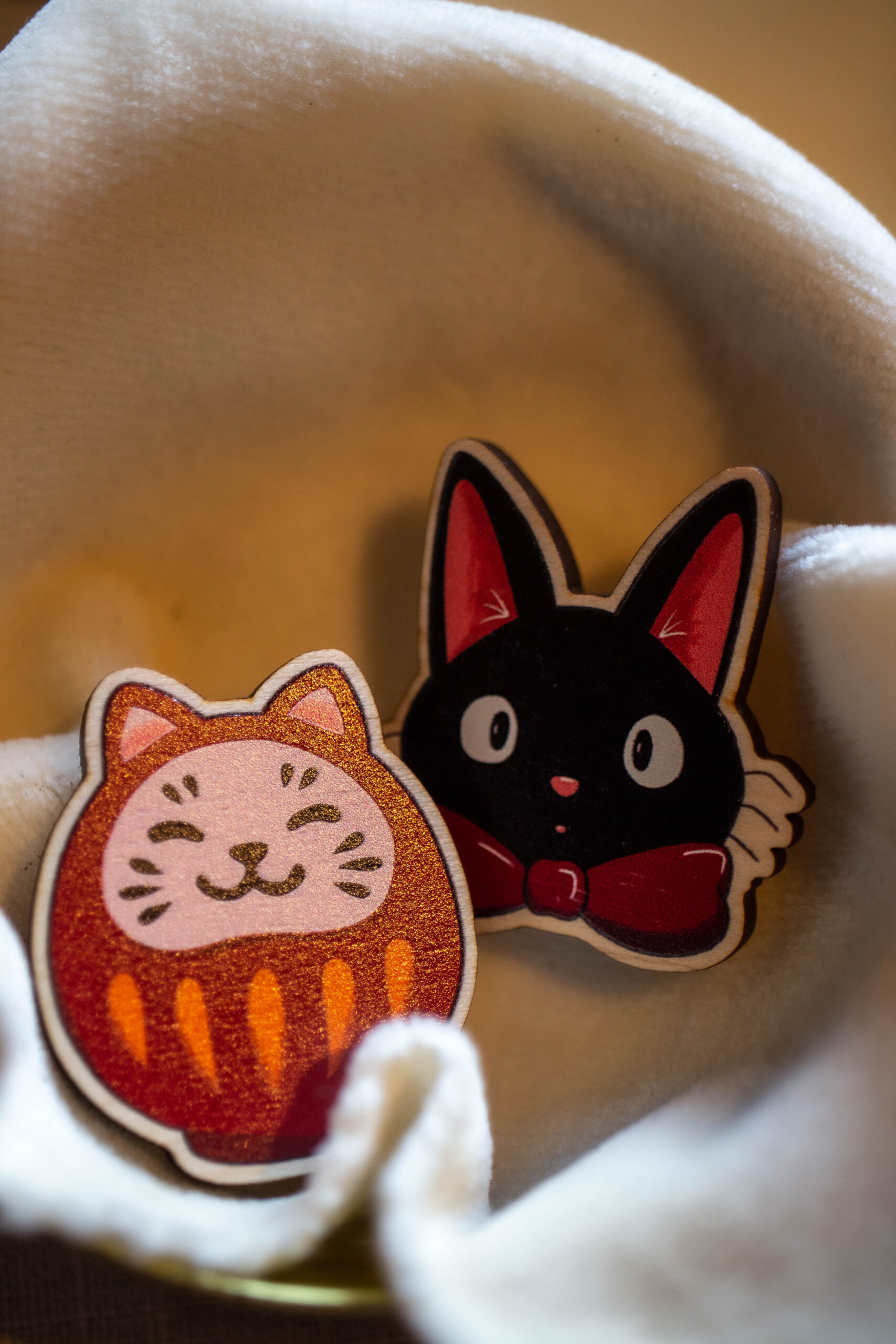 Pin's en bois - Daruma Neko – Image 2