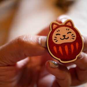 Pin's en bois - Daruma Neko